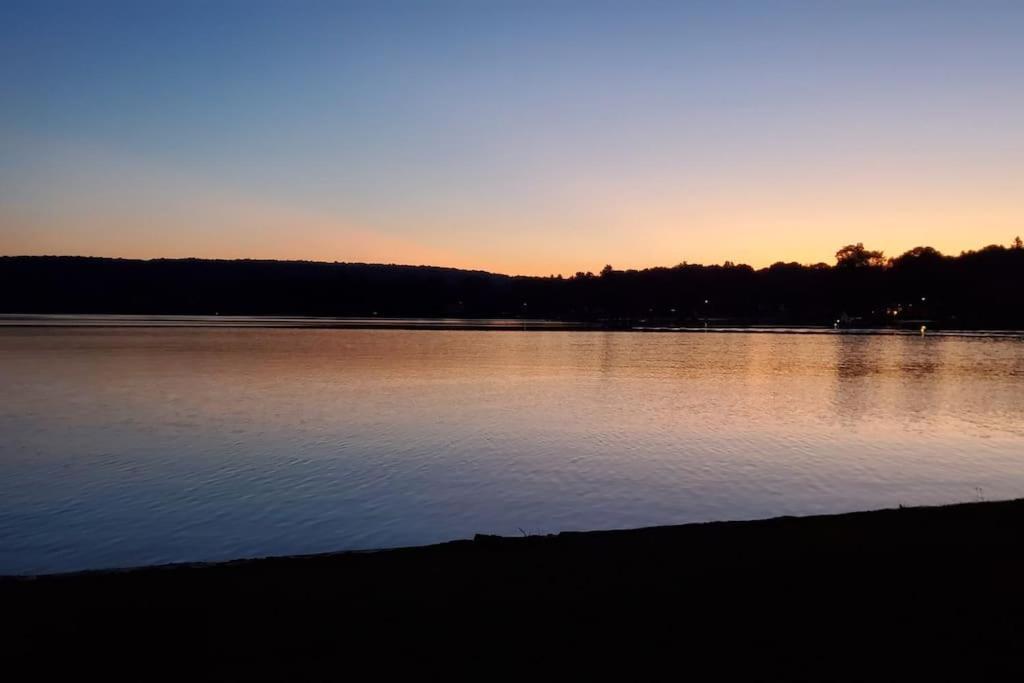 Serenity Sunset Brocton Buitenkant foto