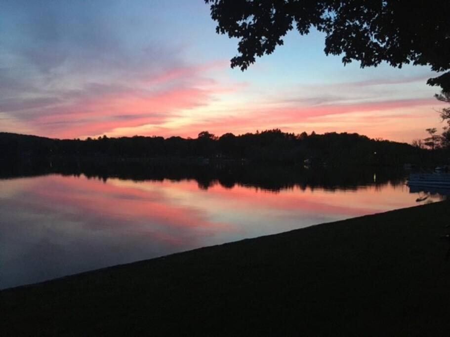 Serenity Sunset Brocton Buitenkant foto