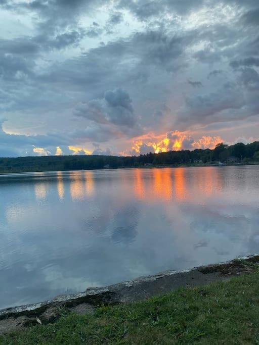 Serenity Sunset Brocton Buitenkant foto